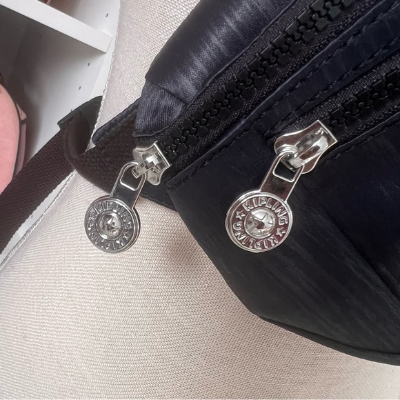 NEW without tags Kipling Nicole Sparkle Nylon Fannypack 🖤 - Picture 4 of 4